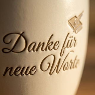 Blumentopf mit Gravur "Danke" — Persönliches Geschenk für Logopäde — Detailaufnahme