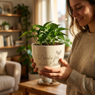 Personalisierter Blumentopf mit Gravur — Geschenk Gemüsebauer — im Wohnambiente
