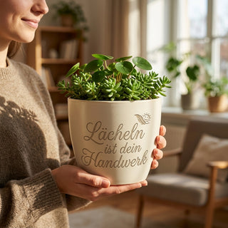 Personalisierter Blumentopf mit Gravur — Geschenk Zahntechniker Abschied — im Wohnambiente
