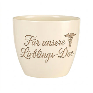 Personalisierter Blumentopf mit Gravur — Geschenk für Doktorandin Promotion — Detailansicht der Lasergravur