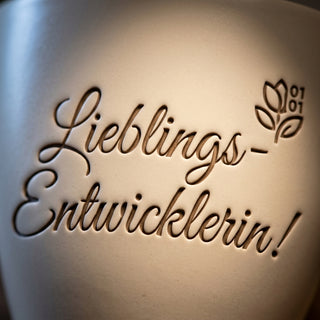 Personalisierter Blumentopf mit Gravur — Geschenk Entwicklerin Abschied — Detailaufnahme