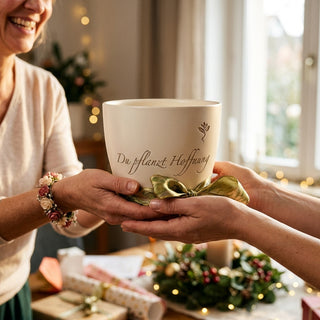 Personalisierter Blumentopf „Du pflanzt Hoffnung“ — Geschenk für Streetworker — als persoenliche Geschenk-Uebergabe
