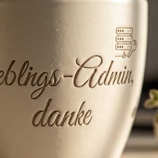 Personalisierter Blumentopf mit Gravur — Geschenk IT Administrator — Detailaufnahme