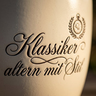 Personalisierter Blumentopf mit Gravur — Geschenk Oldtimerfreund — Detailaufnahme