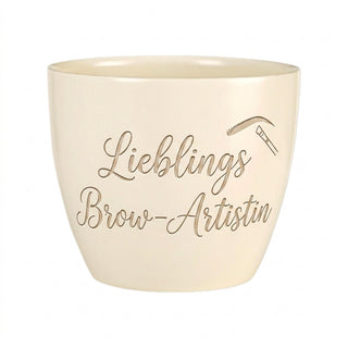 Personalisierter Blumentopf mit Gravur — Geschenk für Brow-Artistin — Detailansicht der Lasergravur