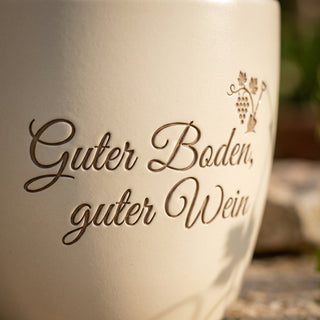 Geschenk für Kellermeister – Gravur: Guter Boden, guter Wein — Detailaufnahme