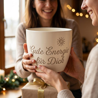 Geschenk für Feng Shui Beraterin – Blumentopf mit Gravur Gute Energie für Dich — als persoenliche Geschenk-Uebergabe