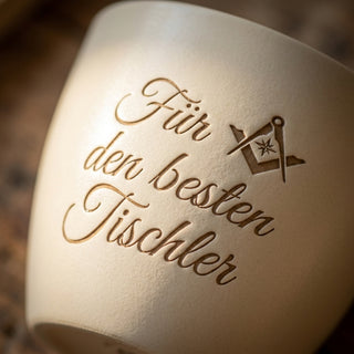 Personalisierter Blumentopf mit Gravur — Geschenk für Möbeltischler — Detailaufnahme