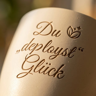 Personalisierter Blumentopf mit Gravur — Geschenk DevOps Engineer Abschied — Detailaufnahme