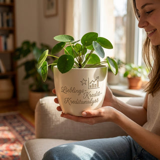 Personalisierter Blumentopf mit Gravur — Geschenk Kreditanalyst — im Wohnambiente