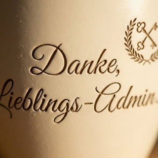 Personalisierter Blumentopf mit Gravur — Danke Geschenk Netzwerkadministrator — Detailaufnahme