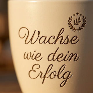 Personalisierter Blumentopf mit Gravur — Geschenk Wirtschaftsingenieur Examen — Detailaufnahme