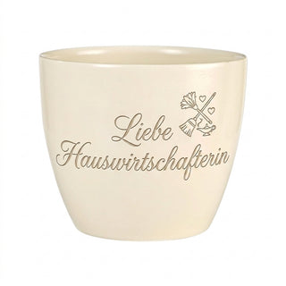 Personalisierter Blumentopf mit Gravur — Geschenk Hauswirtschafterin — Detailansicht der Lasergravur