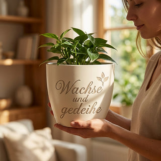 Personalisierter Blumentopf mit Gravur — Geschenk zur Geburt & Taufe — im Wohnambiente