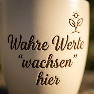Personalisierter Blumentopf mit Gravur — Geschenk Juwelier Geschäftseröffnung — Detailaufnahme