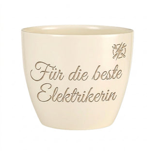 Personalisierter Blumentopf mit Gravur — Geschenk Elektrikerin Abschied — Detailansicht der Lasergravur