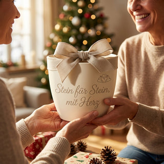 Personalisierter Blumentopf mit Gravur — Geschenk Steinmetz zur Pensionierung — als persoenliche Geschenk-Uebergabe