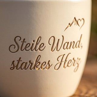 Personalisierter Blumentopf mit Gravur — Geschenk Kletterer Bergsteiger — Detailaufnahme