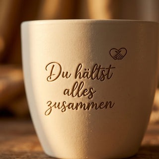 Personalisierter Blumentopf mit Gravur — Geschenk Disponentin Abschied — Detailaufnahme