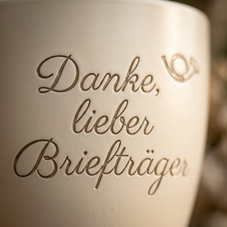 Personalisierter Blumentopf mit Gravur — Danke-Geschenk Briefträger Postbote — Detailaufnahme