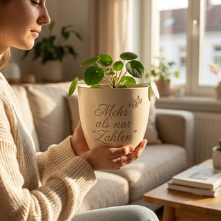 Personalisierter Blumentopf mit Gravur — Geschenk für Bankerin & Finanzexpertin — im Wohnambiente