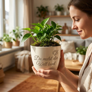 Personalisierter Blumentopf mit Gravur — Geschenk Kunstlehrerin Abschied — im Wohnambiente