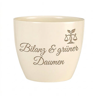 Personalisierter Blumentopf mit Gravur — Geschenk Wirtschaftsprüferin — Detailansicht der Lasergravur