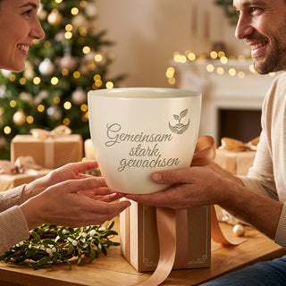 Personalisierter Blumentopf mit Gravur — Geschenk Geschäftspartnerin — als persoenliche Geschenk-Uebergabe