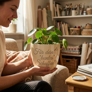 Personalisierter Blumentopf mit Gravur — Geschenk für Maler und Künstler — im Wohnambiente