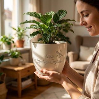 Personalisierter Blumentopf mit Gravur — Geschenk Nageldesignerin — im Wohnambiente
