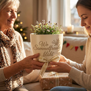 Personalisierter Blumentopf mit Gravur — Geschenk Sammlerin Geburtstag — als persoenliche Geschenk-Uebergabe