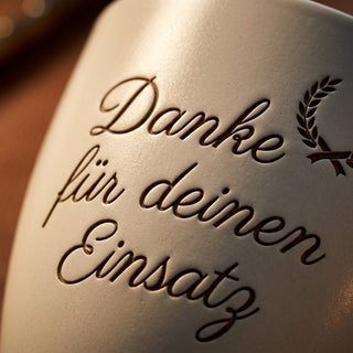 Personalisierter Blumentopf mit Gravur — Dankeschön Geschenk für Offiziere — Detailaufnahme