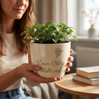 Personalisierter Blumentopf mit Gravur — Geschenk für Bloggerin & Content Creator — im Wohnambiente