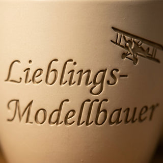 Personalisierter Blumentopf 'Lieblings-Modellbauer' — Geschenk für Modellbau-Enthusiasten — Detailaufnahme