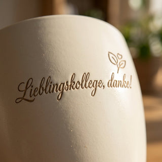 Personalisierter Blumentopf mit Gravur — Geschenk Lieblingskollege Danke — Detailaufnahme