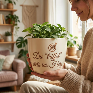 Personalisierter Blumentopf mit Gravur — Geschenk für Menschen mit Gespür — im Wohnambiente