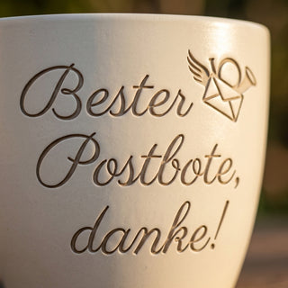 Personalisierter Blumentopf mit Gravur — Danke Geschenk Postbote — Detailaufnahme