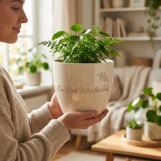 Personalisierter Blumentopf mit Gravur — Geschenk Naturfreund Pflanzenliebhaber — im Wohnambiente