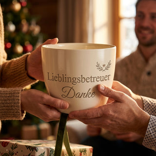 Personalisierter Blumentopf mit Gravur — Geschenk Kundenbetreuer Dankeschön — als persoenliche Geschenk-Uebergabe