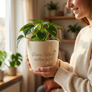 Personalisierter Blumentopf mit Gravur — Geschenk für freie Rednerin — im Wohnambiente