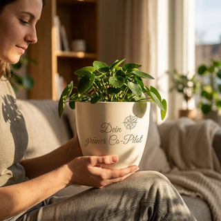 Personalisierter Blumentopf mit Gravur 'Dein grüner Co-Pilot' — Geschenk für Gamerin — im Wohnambiente
