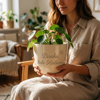 Personalisierter Blumentopf mit Gravur — Geschenk Heilerin Danke — im Wohnambiente
