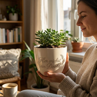 Personalisierter Blumentopf mit Gravur — Danke Geschenk für Sporttrainer — im Wohnambiente