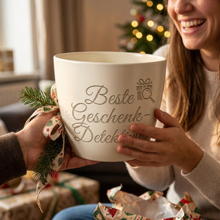 Personalisierter Blumentopf mit Gravur — Geschenk für die Geschenk-Detektivin — als persoenliche Geschenk-Uebergabe