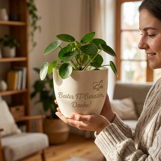 Personalisierter Blumentopf mit Gravur — Geschenk für IT-Berater Dankeschön — im Wohnambiente