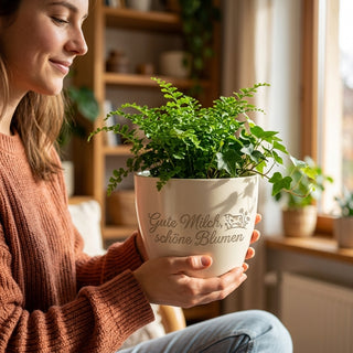 Personalisierter Blumentopf mit Gravur — Geschenk Molkereifachmann — im Wohnambiente