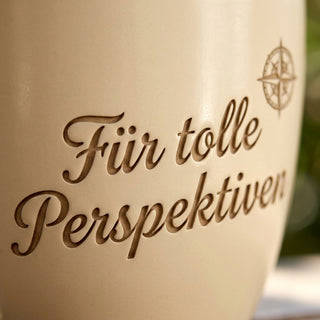 Personalisierter Blumentopf mit Gravur — Geschenk Kameramann Abschied — Detailaufnahme