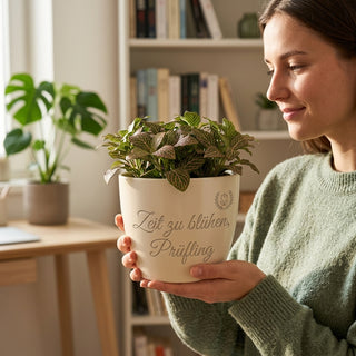 Personalisierter Blumentopf mit Gravur — Mutmach-Geschenk für Prüflinge vor der Prüfung — im Wohnambiente