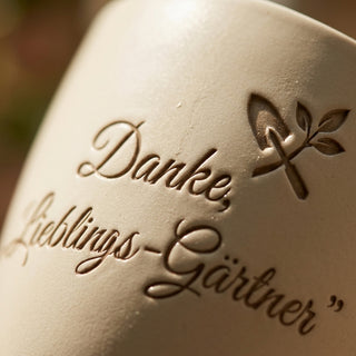 Personalisierter Blumentopf mit Gravur — Geschenk Landschaftsarchitekt — Detailaufnahme