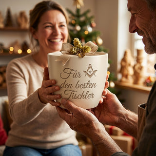 Personalisierter Blumentopf mit Gravur — Geschenk für Möbeltischler — als persoenliche Geschenk-Uebergabe